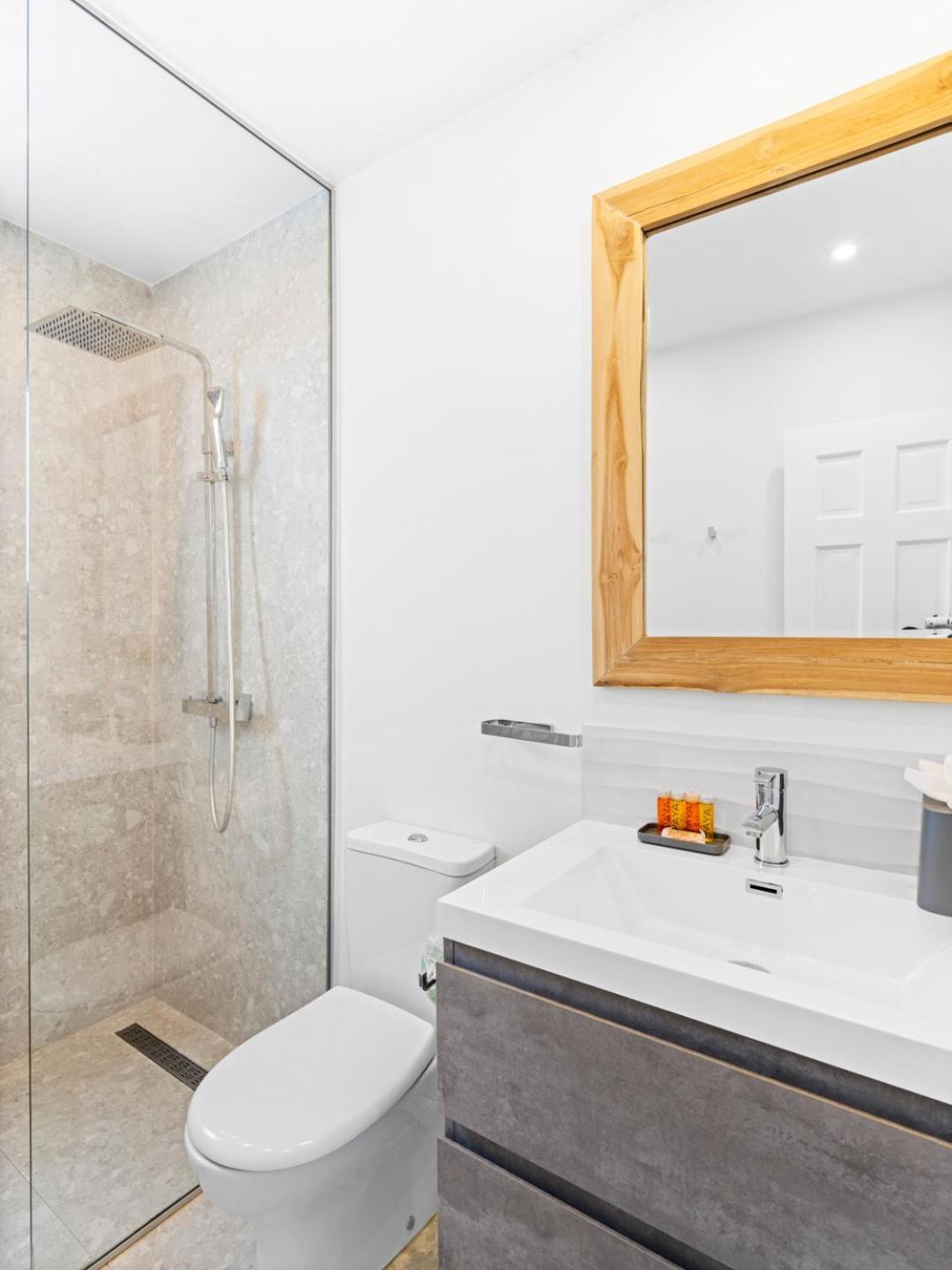 Surfsong Villa- Luxury Water Front Villa For 12 Maho Esterno foto