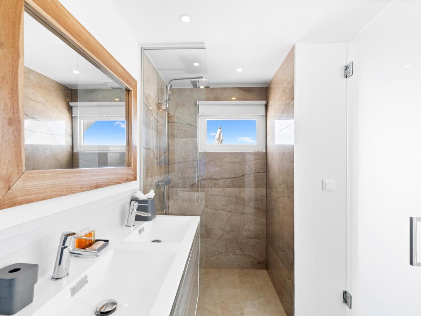 Surfsong Villa- Luxury Water Front Villa For 12 Maho Esterno foto
